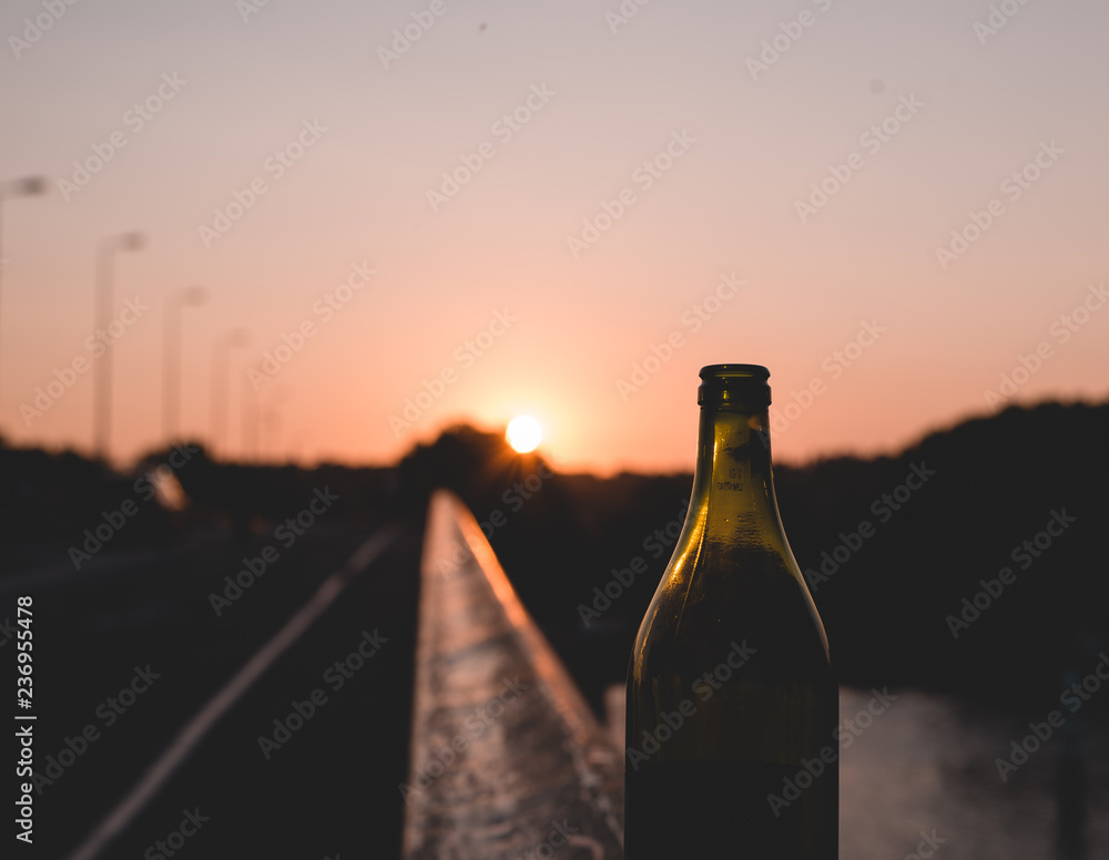 Weinflasche im Sonnenuntergang