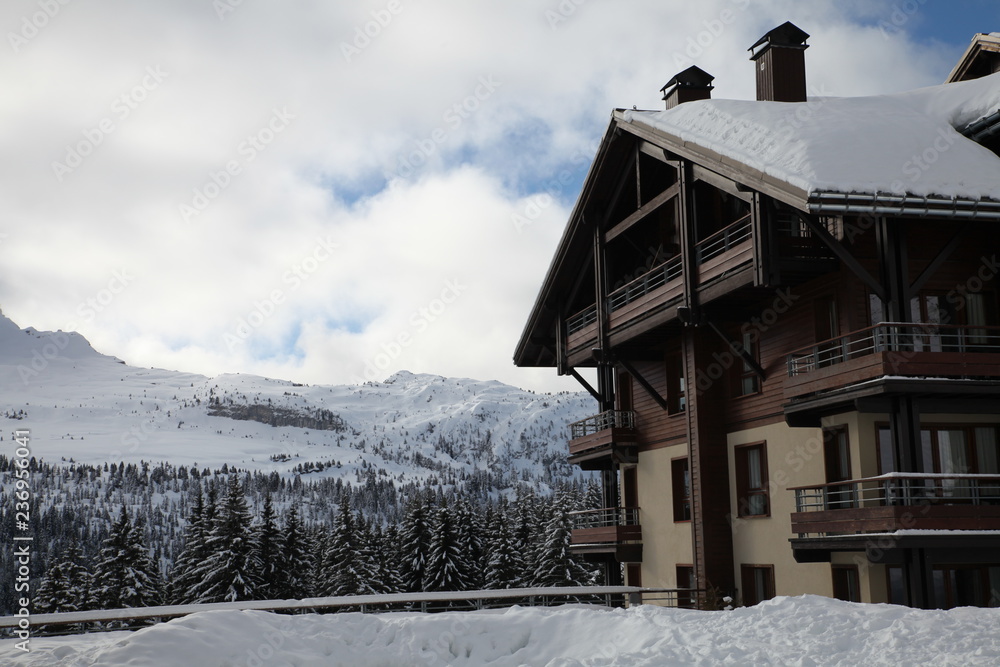 Fototapeta premium Vue de village de montagne avec neige et ciel bleu