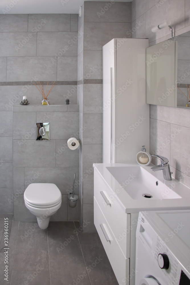 salle de bain moderne avec wc suspendu dans les tons gris et blancs et dans le style shabby chic salle de bain moderne avec wc suspendu dans les tons gris et blancs et dans le style shabby chic