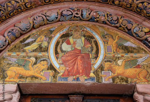 Foto Jesus Christ surrounded by Four Evangelists (represented as winged angel, lion, ox and eagle) and the fresco above the entrance to the Church of Saint Faith in Selestat, France