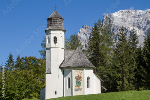 Rochuskapelle mit Zugspitze © Hans und Christa Ede