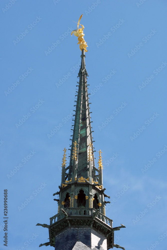 Clocher, archange Saint-Michel au sommet de l'église abbatiale du Mont-Saint-Michel, département de la Manche, Normandie, France