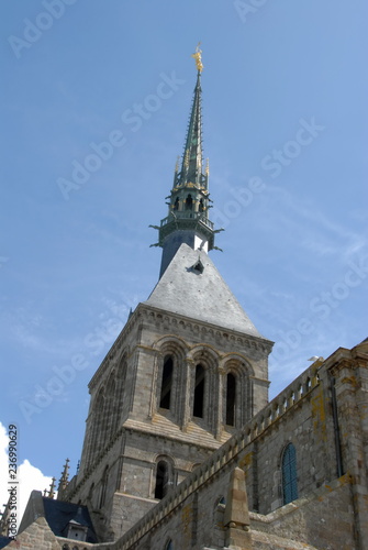 Clocher, archange Saint-Michel au sommet de l'église abbatiale du Mont-Saint-Michel, département de la Manche, Normandie, France