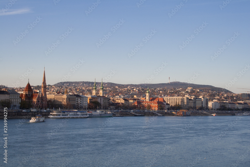 Fototapeta premium Donauufer in Budapest, Hauptstadt von Ungarn 