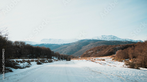 paisaje de la carretera/ruta con nieve de Argentina 
