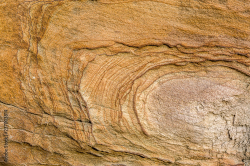 Sandsteinmauer, Sandstein mit künstlerischen Mustern Schraffuren Reliefartigen Formen auf der Oberfläche, Detailaufnahme