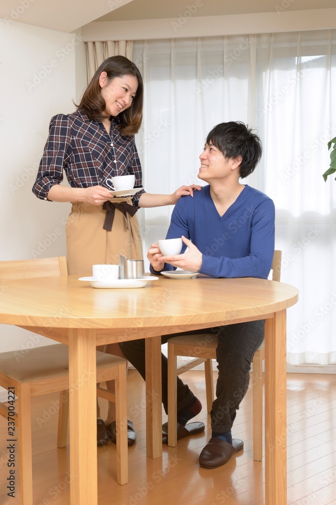 コーヒーを飲むながら語らう若い夫婦 コーヒーを飲むながら語らう若い夫婦