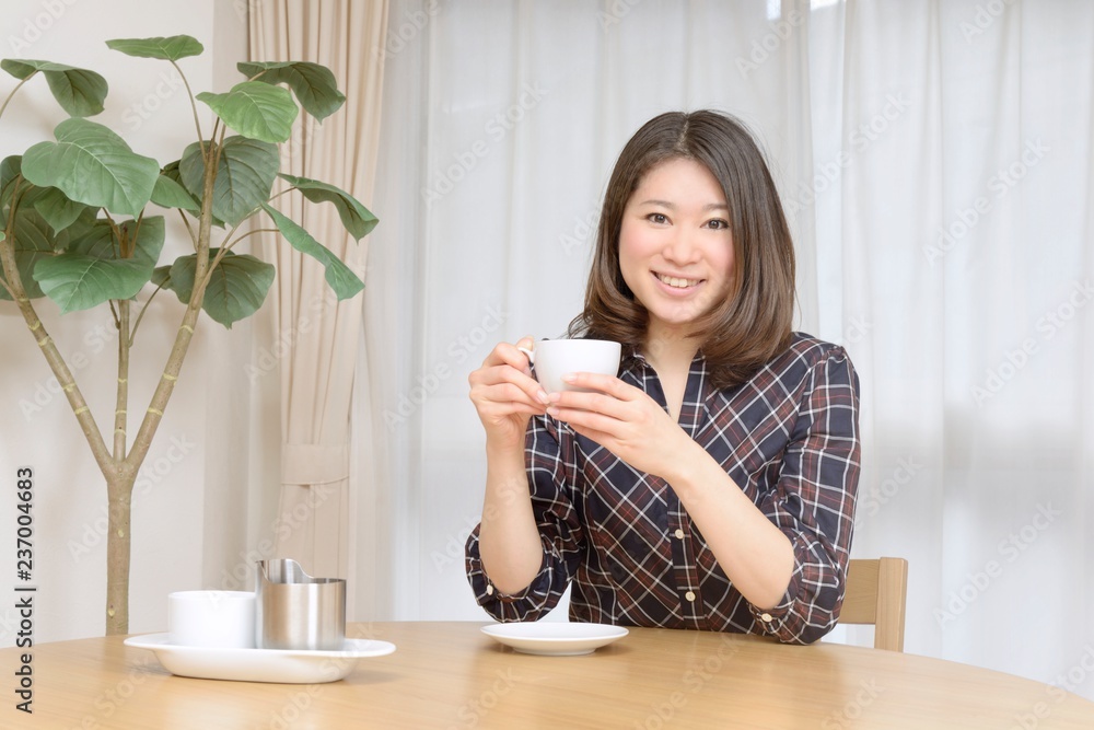 コーヒーを飲む若い女性