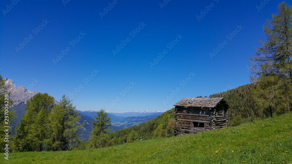 Einsame Hütte am Berg