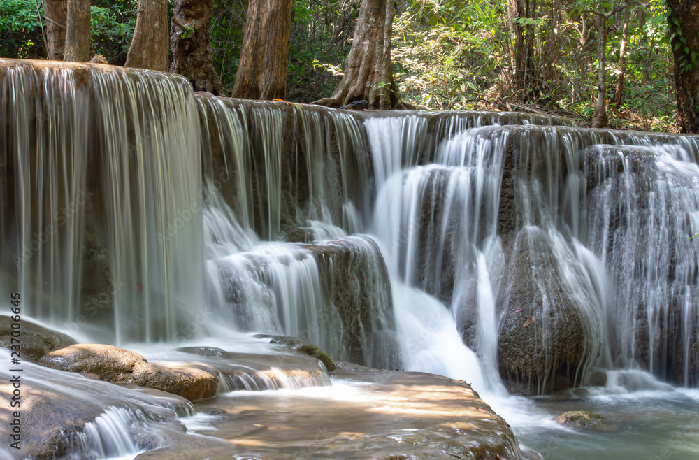 Obraz premium Waterfall flowing from the mountains at Huay Mae khamin waterfall National Park ,Kanchana buri in Thailand.