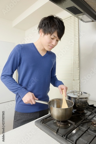 料理する若い男性