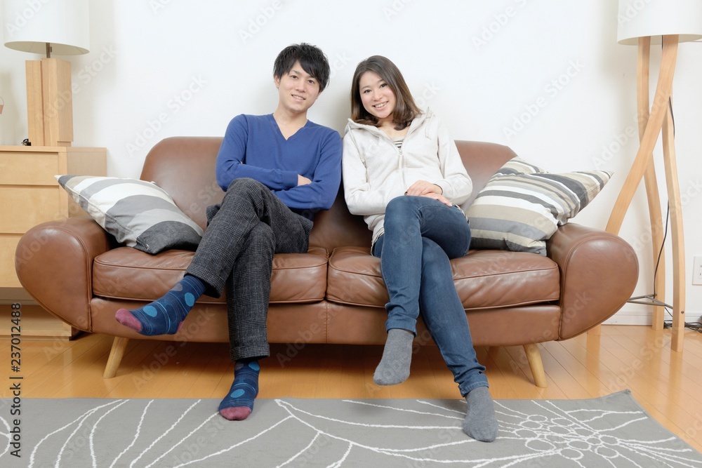 ソファでくつろぐ若いカップル Stock Photo Adobe Stock