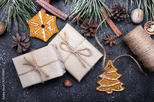 Boże Narodzenie - Świąteczne dekoracje, prezenty i pierniczki na ciemnym tle