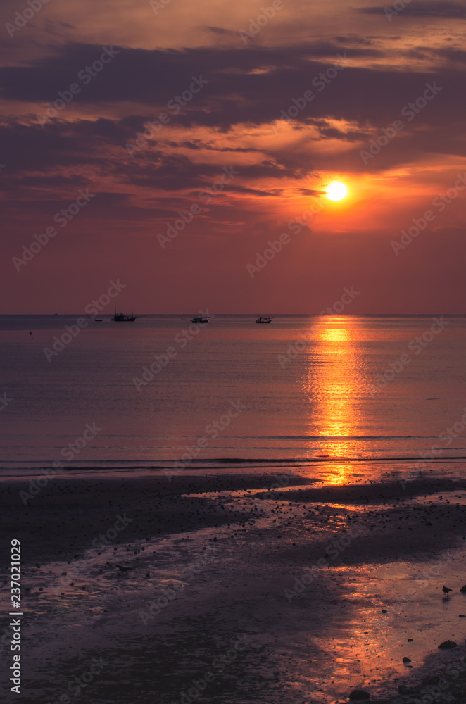 Obraz premium Scenic view of beautiful sunset above the sea