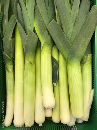 Leeks, or Pearl onions (Latin Āllium pōrrum) - biennial herb. The motherland is Asia Minor, from where the leek came to the Mediterranean, on the territory of which its wild-growing initial form 2
