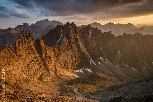 Obraz na płótnie Zachód słońca widoczny z Lodowej Przełęczy ,Wysokie Tatry. w salonie
