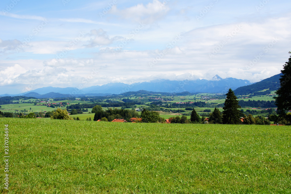 Blick von Oy Mittelberg auf das sommerliche Alpenvorland bei Füssen
