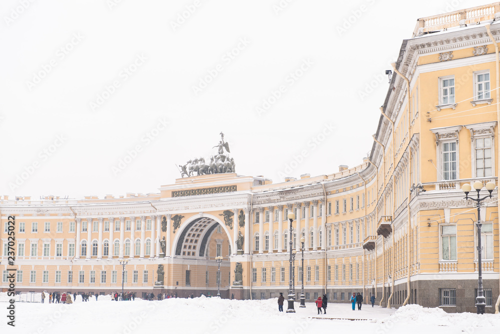 Obraz premium St. Petersburg, Russia - January 17, 2016: The Arch of General Staff on the Palace Square in snow. Saint Petersburg, Russia. Winter time