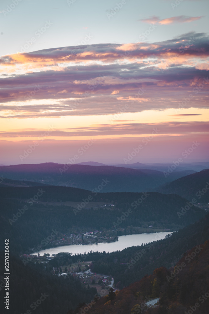 Fototapeta premium beautiful colorful mountain view over lac de longemer-xanrupt in vosges, france