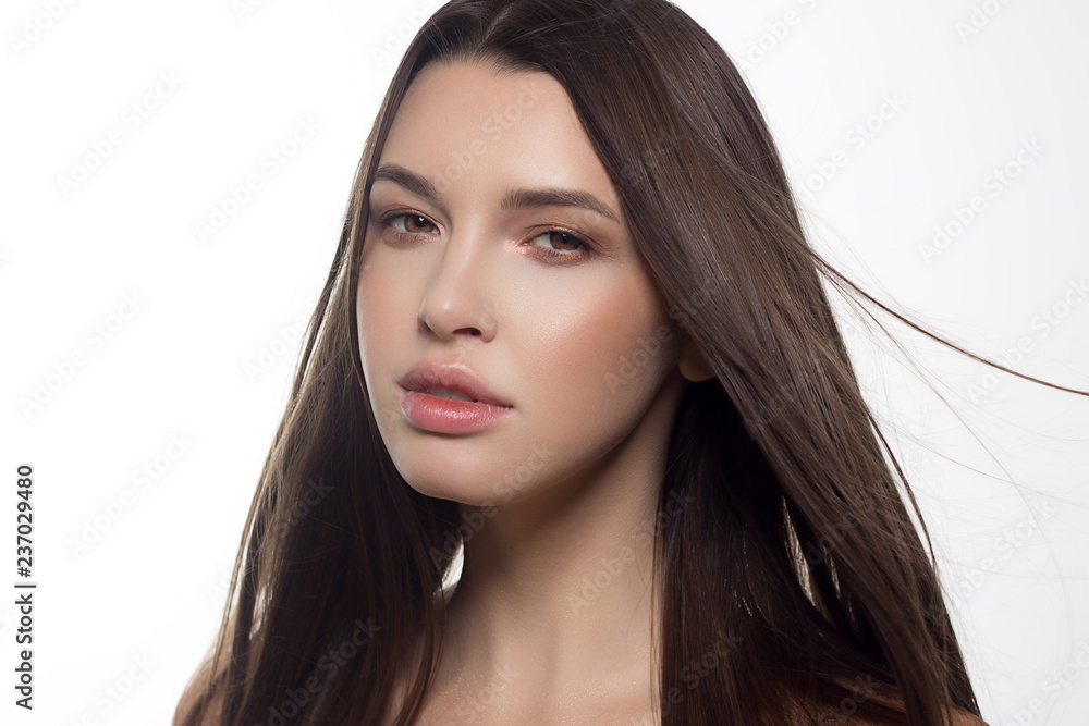 Naklejka premium Zbliżenie portret kobieta z rozwijać prostego włosy. Słodka czuła młoda dziewczyna brunetka. Naturalna szminka, przezroczysta, czysta skóra. Naturalne kosmetyki do pielęgnacji skóry w salonie spa lub kosmetologii.