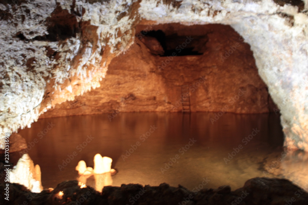 lac souterrain dans une grotte