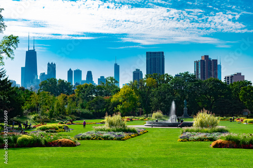 Fototapeta Naklejka Na Ścianę i Meble -  Summer Garden Scene in Lincoln Park Chicago with the Skyline