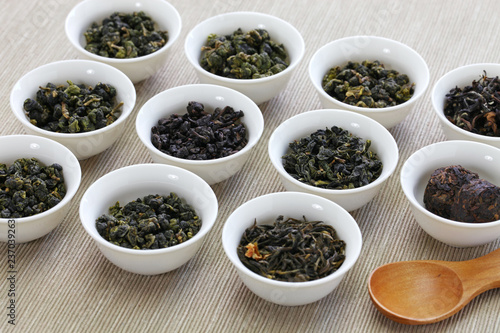 Fotografie taiwanese tea assortment : oolong ta, iron goddess tea, pu-erh tea