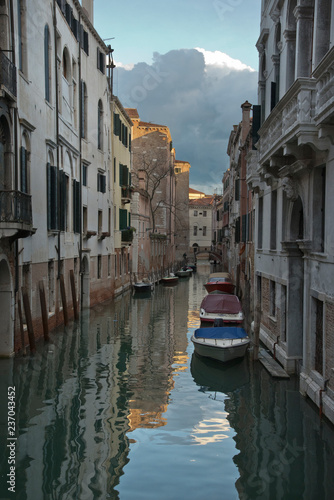 Fototapeta Naklejka Na Ścianę i Meble -  Wohnen am Kanal in Venedig