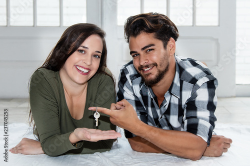 Photos Junges Paar freut sich über erste gemeinsame Wohnung