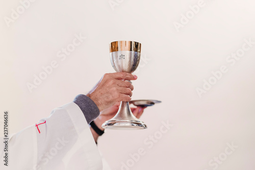 Quadro em tela unrecognizable Priest holding the goblet during a wedding ceremony nuptial mass