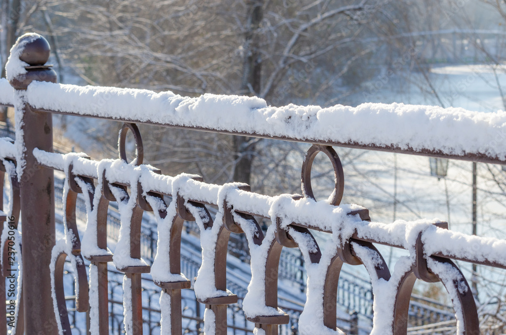 Obraz premium Snow covered fence