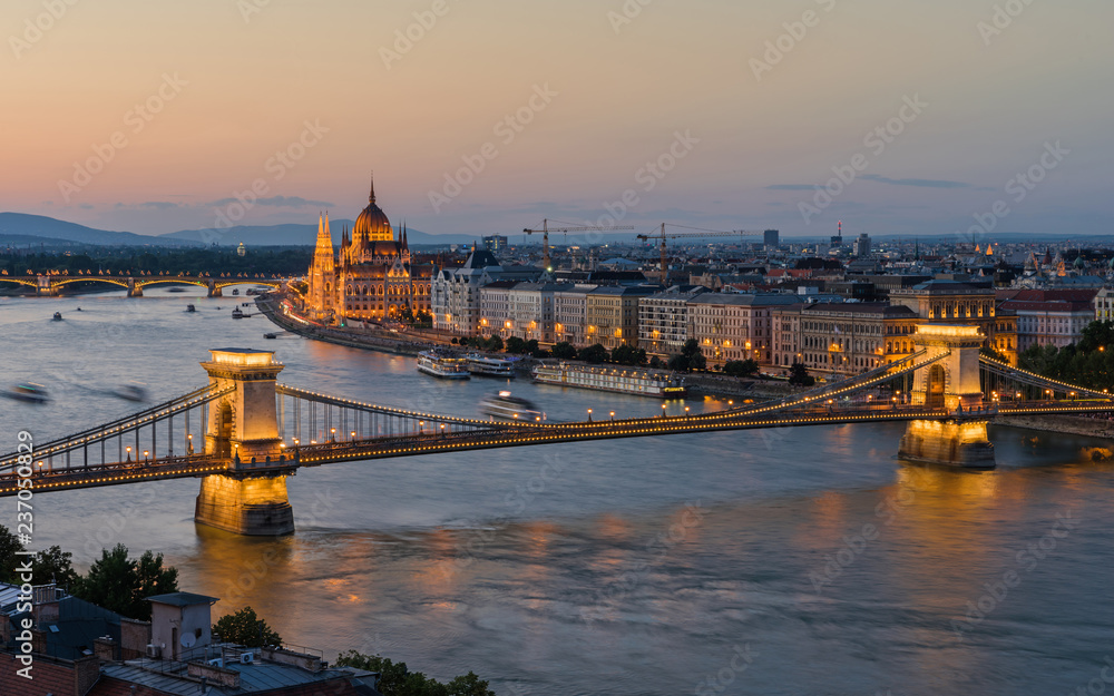 Budapest - Kettenbrücke und Parlamentsgebäude bei Sonnenuntergang