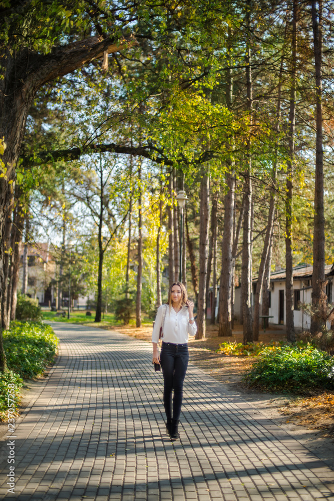 Photographing a girl during autumn with a blurred background