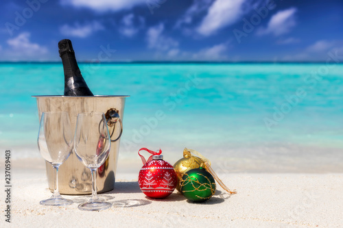 Photography Weihnachtsurlaub Konzept: Champagner mit Christbaumkugeln am tropischen Strand m