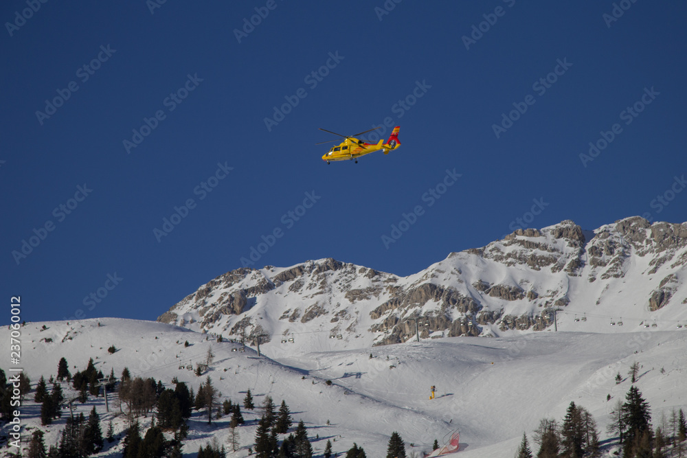 elicottero che sorvola le montagne innevate