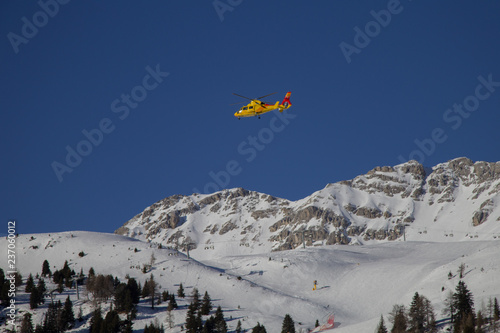elicottero che sorvola le montagne innevate