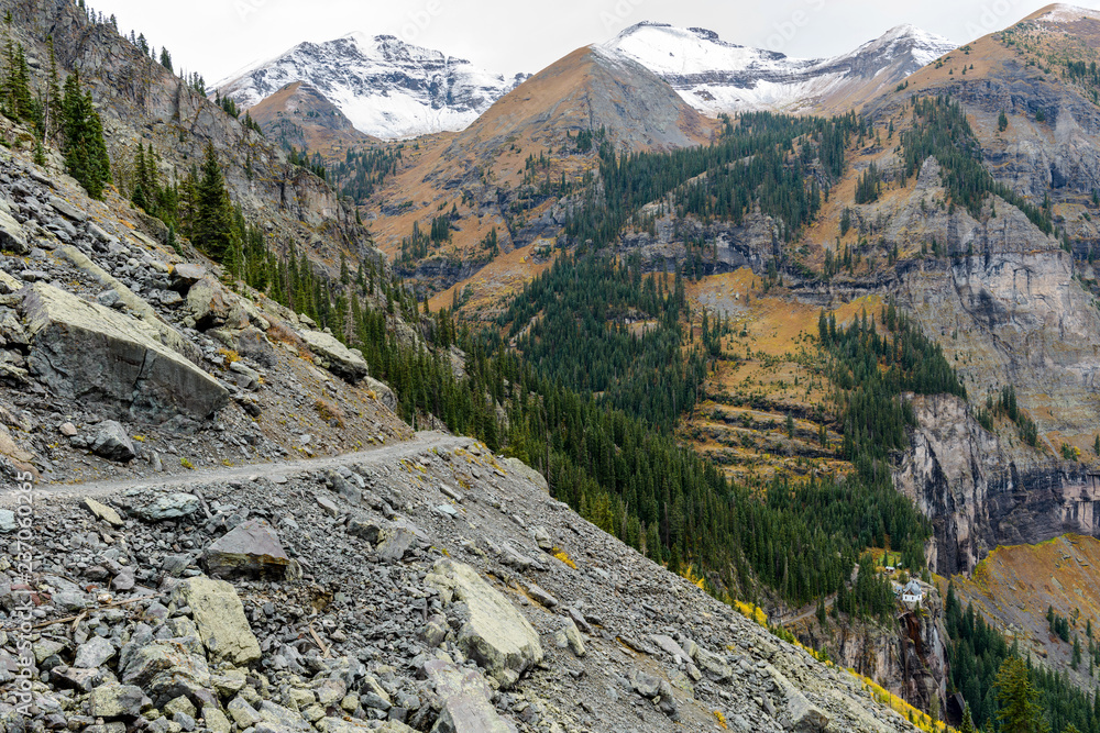 Φωτογραφία Treacherous Mountain Road - A cloudy autumn day on one-way 4X4 drive Black Bear Pass Trail at side of Ingram Peak, above Bridal Veil Falls and its historic power plant, near Telluride, Colorado, USA