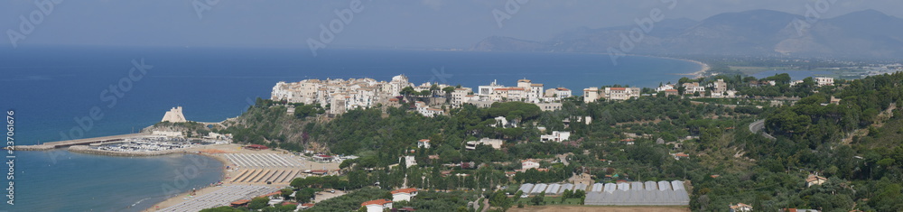 Sperlonga - panorama della spiaggia di levante e della Riviera di Ulisse