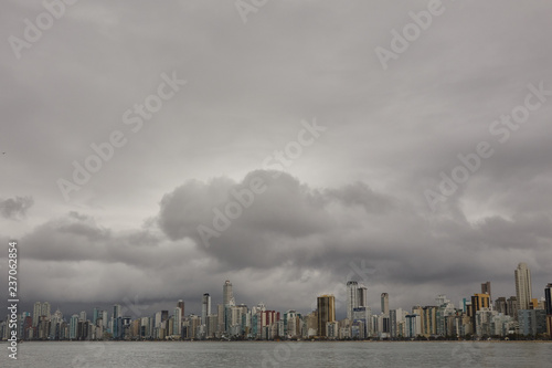 Dunkle Wolken über der Strandresort Balneario Camboriu © Michael Fritzen
