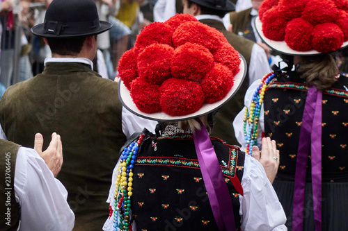 Frau in Schwarzwälder Tracht mit Bollenhut beim Umzug des Oktoberfestes in Blumenau
