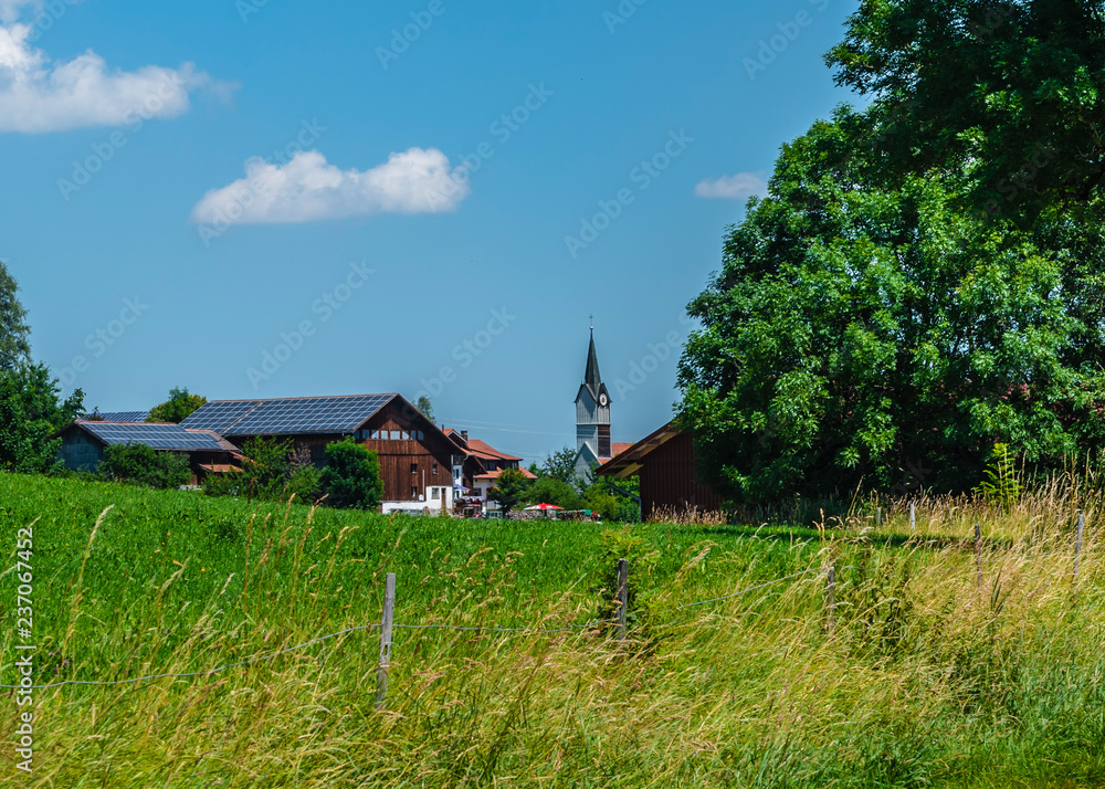 Dorf mit Kirchturm im Allgäu Bayern Deutschland