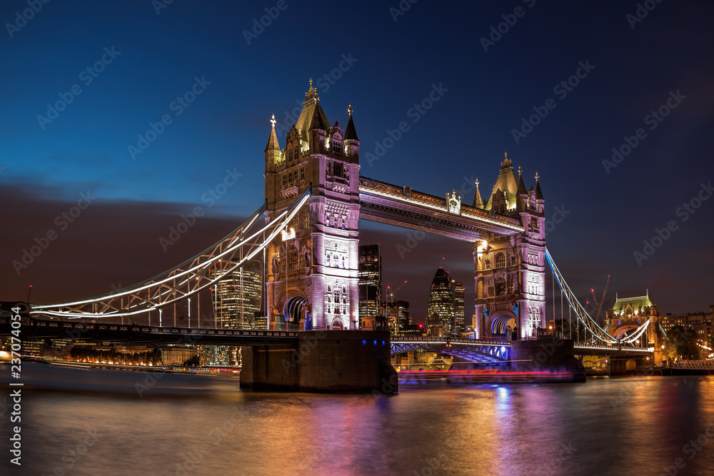 Obraz premium Tower Bridge at night in London, England, UK