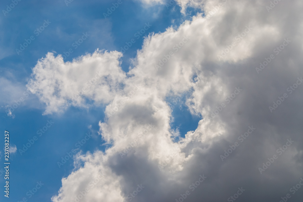 Obraz premium Whit clouds and blue sky view