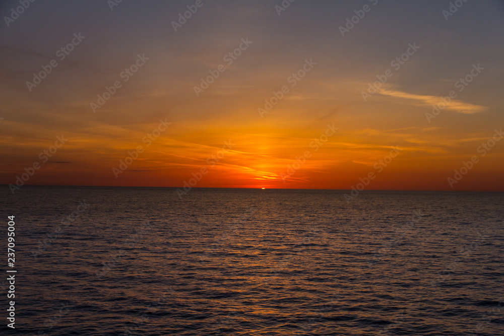 Piękny wschód słońca na morzu Bałtyckim