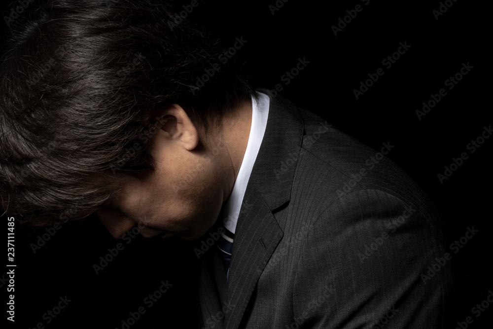 Fototapeta premium 頭を下げて謝罪する男性