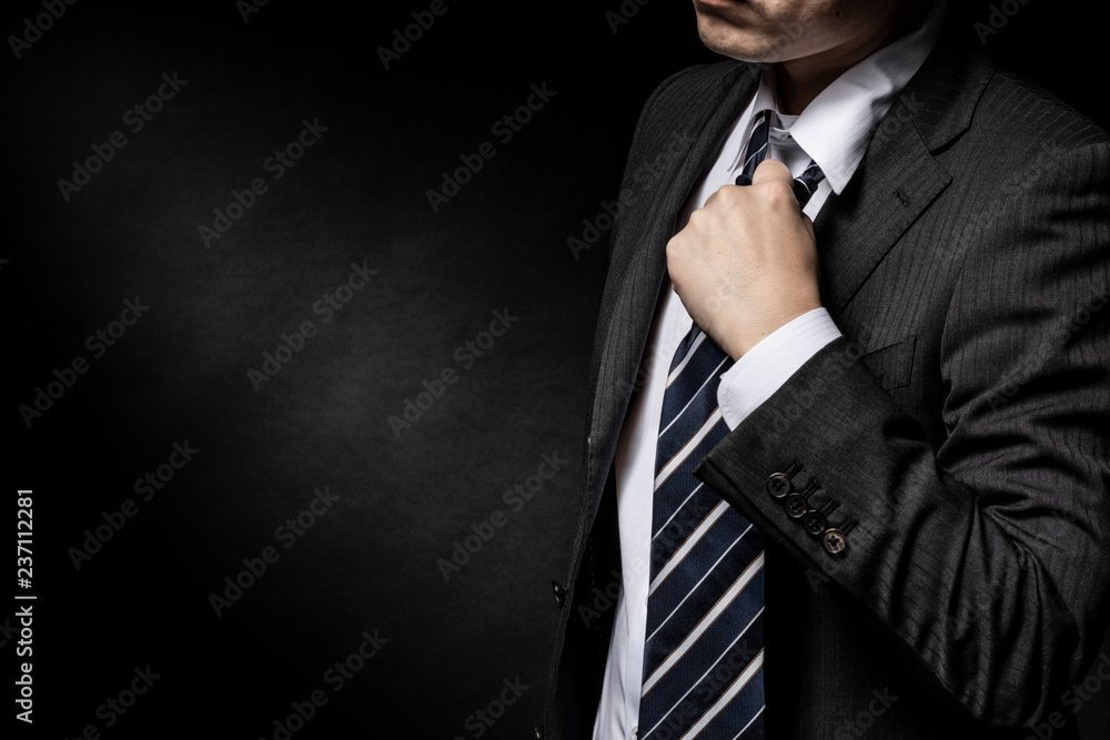 ネクタイを緩めるスーツ姿の男性 Stock 写真 Adobe Stock