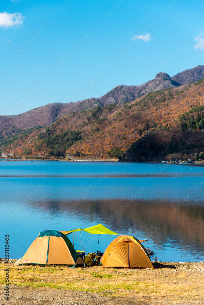 湖畔のキャンプ