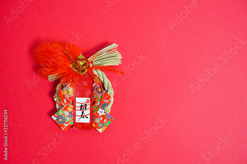 Japanese New Year 正月飾り しめ飾り 赤色背景