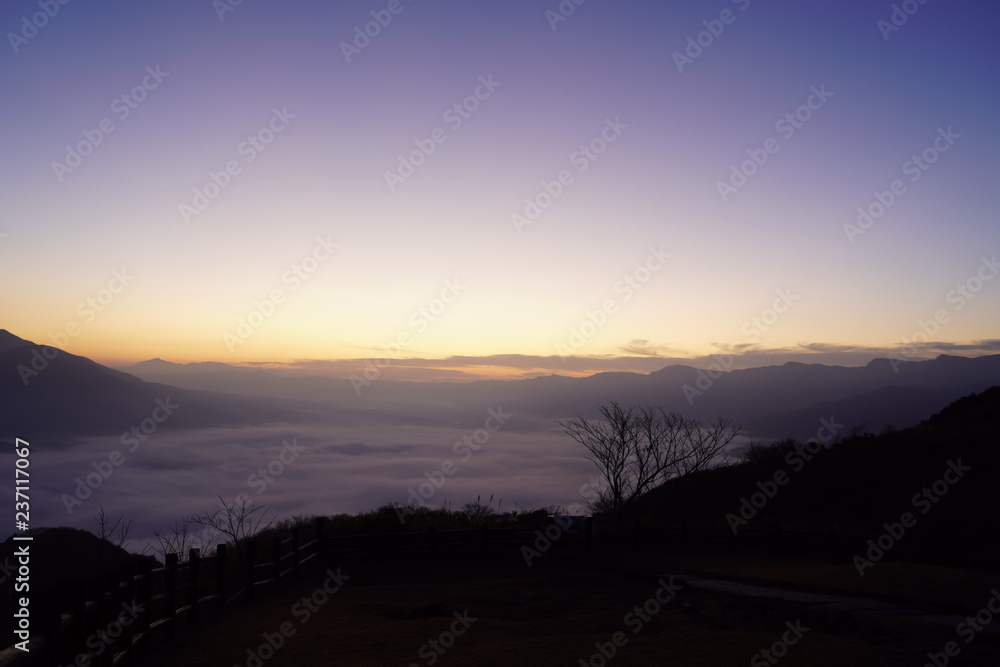 雲海に囲まれた早朝の阿蘇の山々