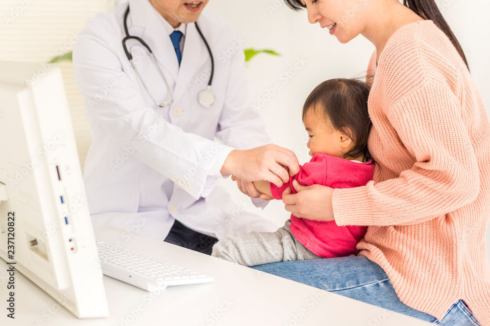 小児科を受診する親子 小児科を受診する親子
